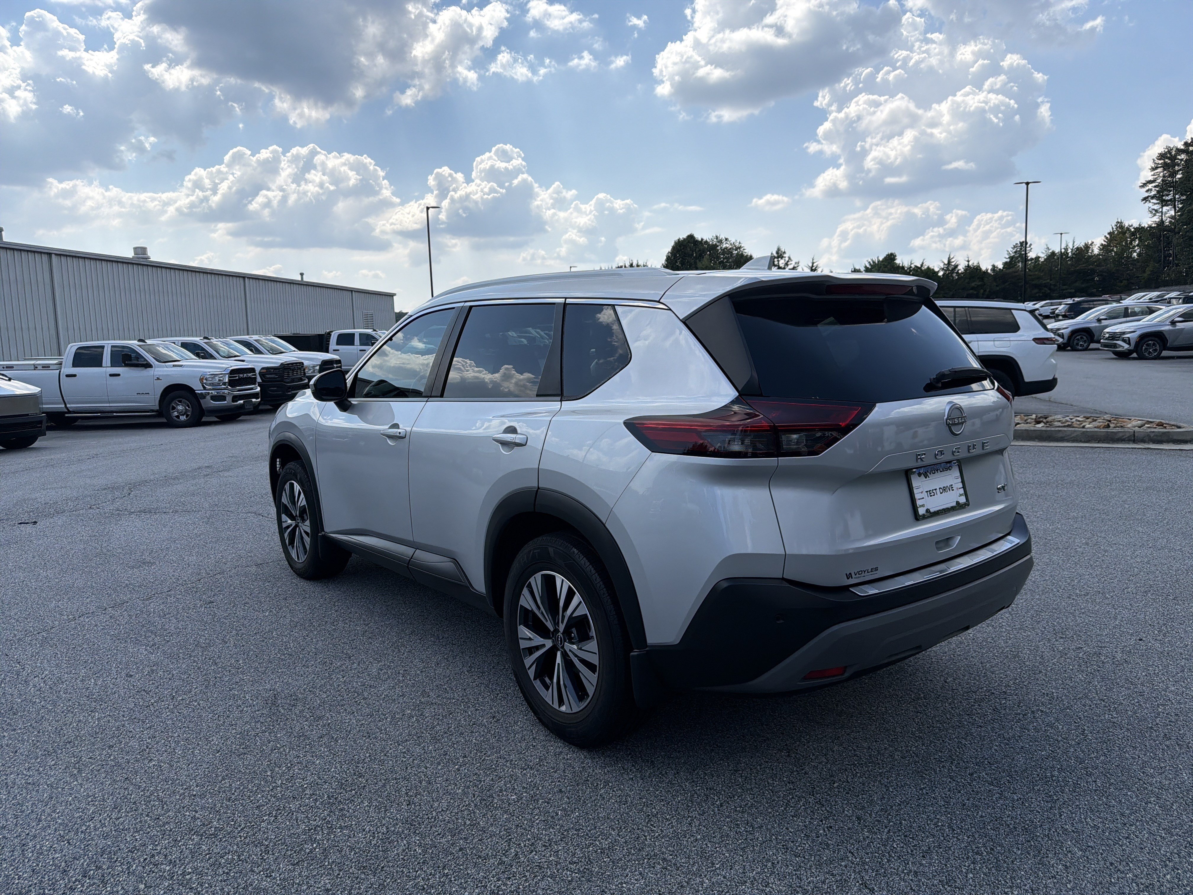 Used 2022 Nissan Rogue SV w/ SV Premium Package FWD image 6