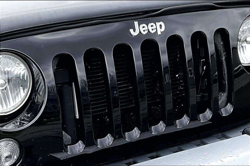 Used 2015 Jeep Wrangler Unlimited Sahara AWD/4WD image 27
