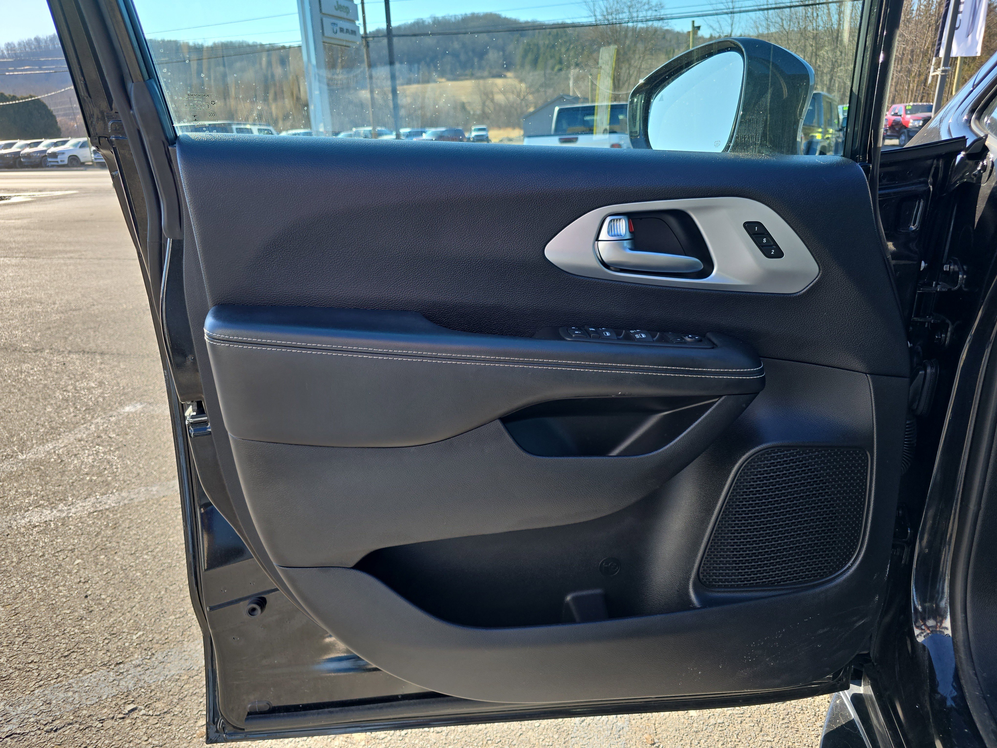 Used 2021 Chrysler Pacifica Touring-L w/ S Appearance Package image 17