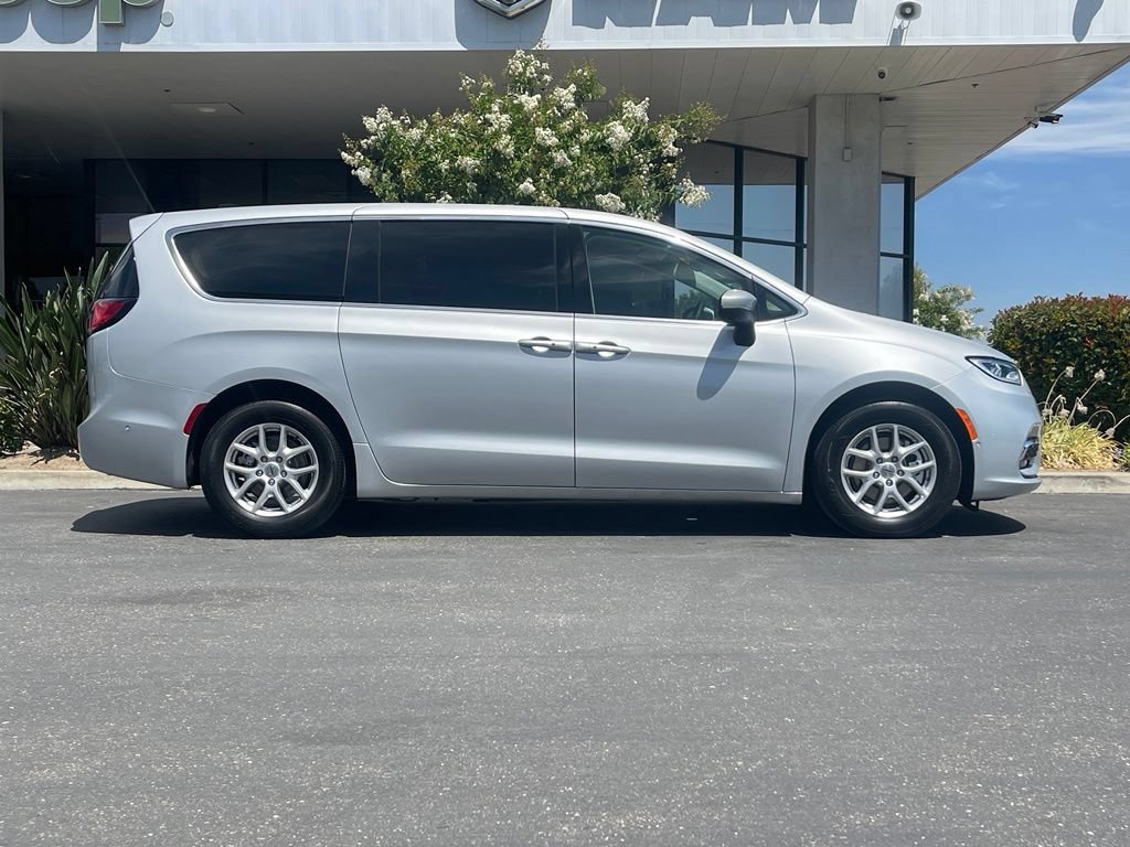 Used 2023 Chrysler Pacifica Touring-L FWD image 3