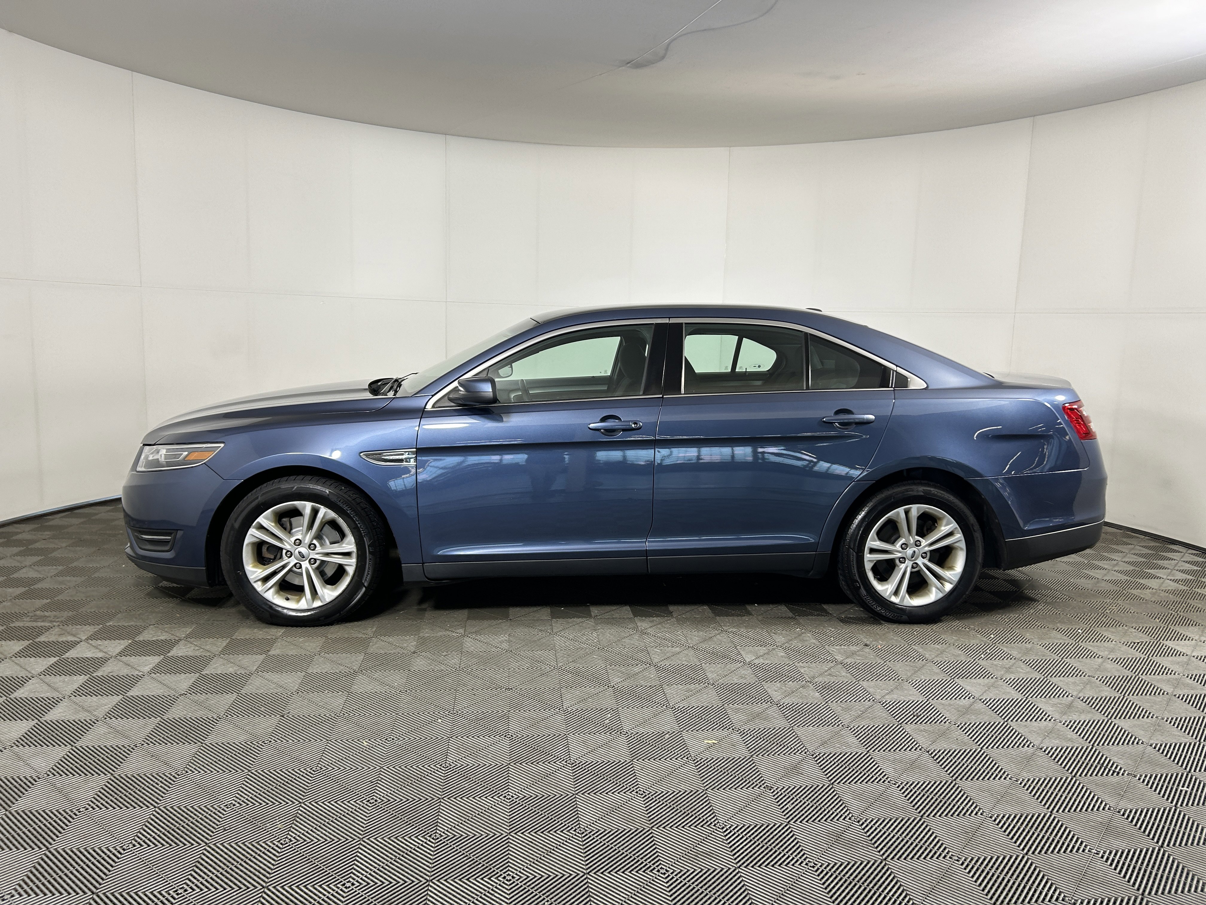 Used 2019 Ford Taurus SEL image 2