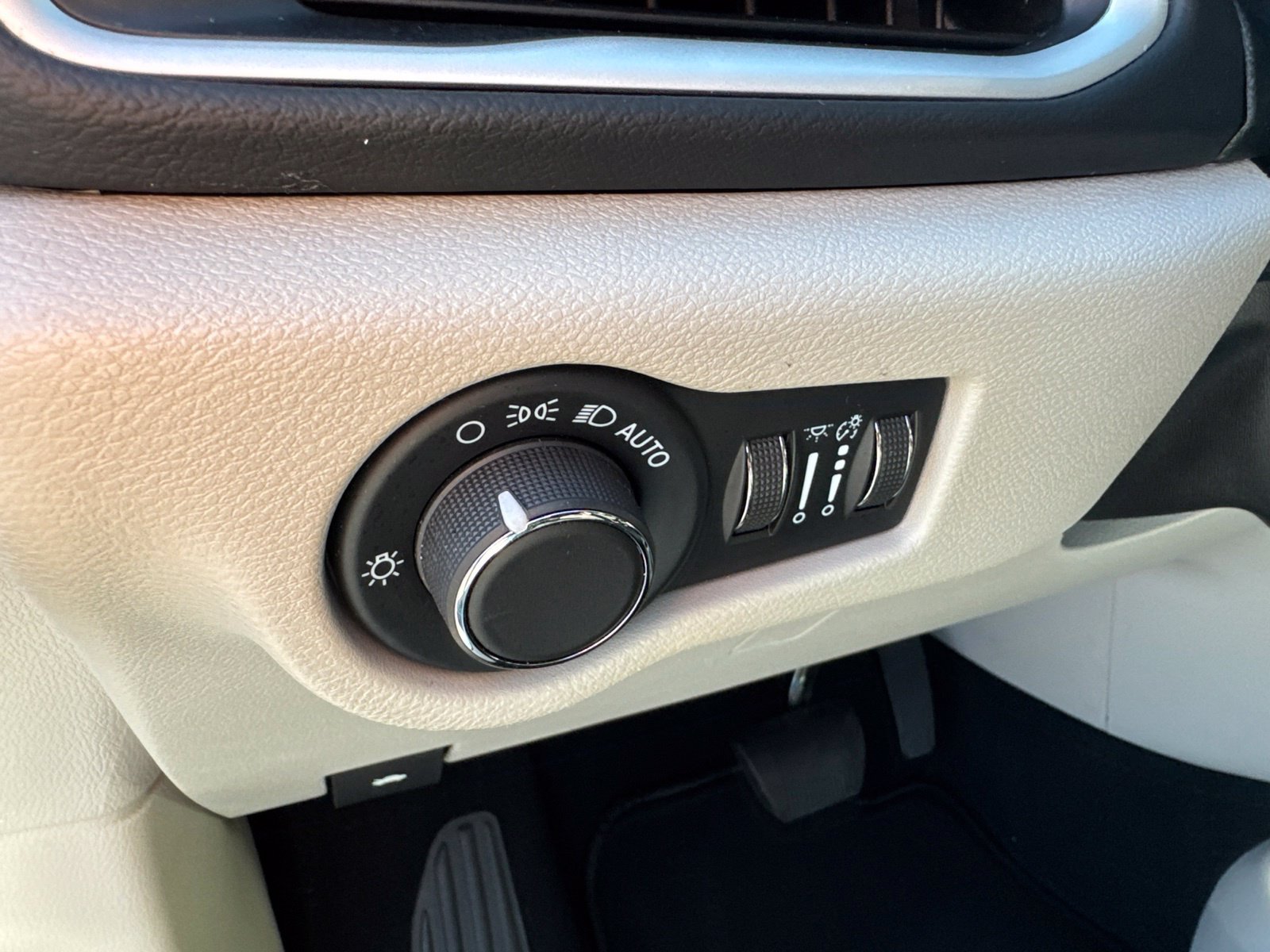 Used 2023 Chrysler Voyager LX FWD image 18
