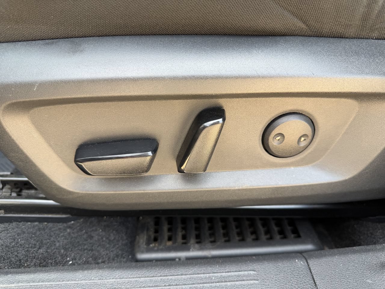 Used 2022 Nissan Rogue SV FWD image 25