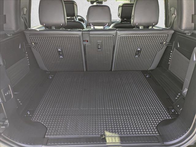 Used 2025 Land Rover Defender 110 X-Dynamic SE image 6