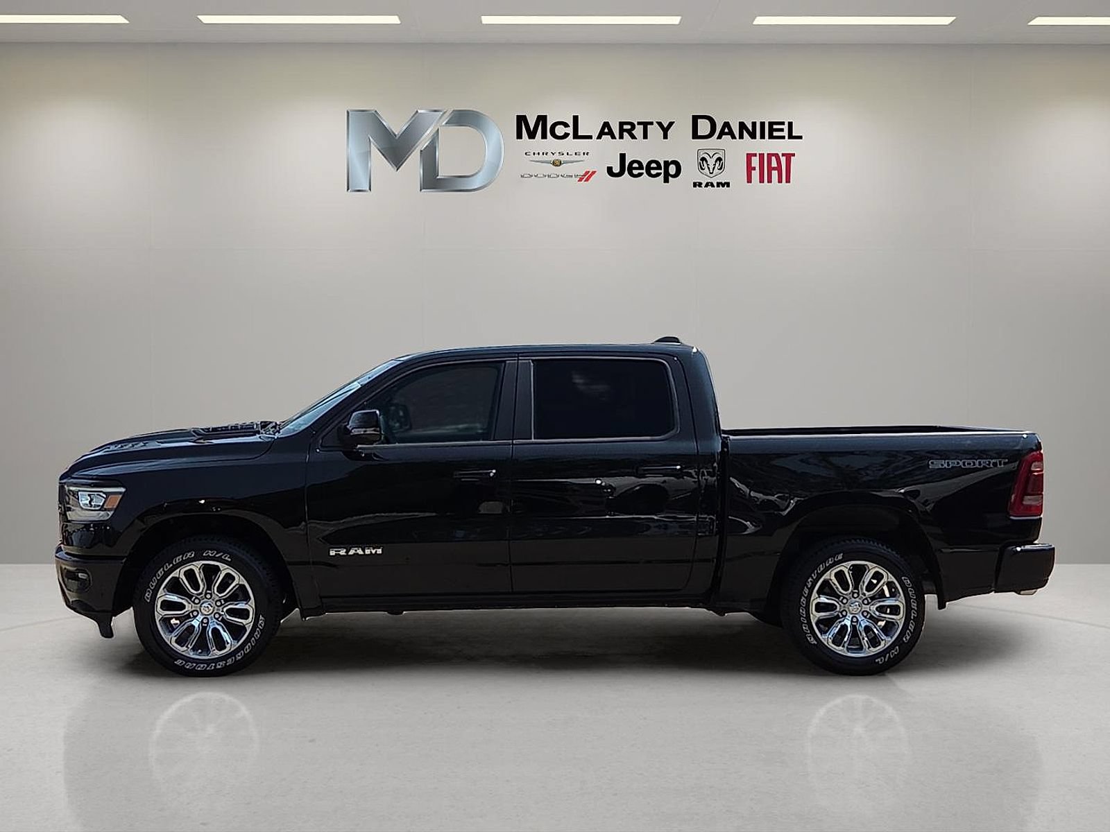 Used 2023 RAM 1500 Laramie AWD/4WD image 3