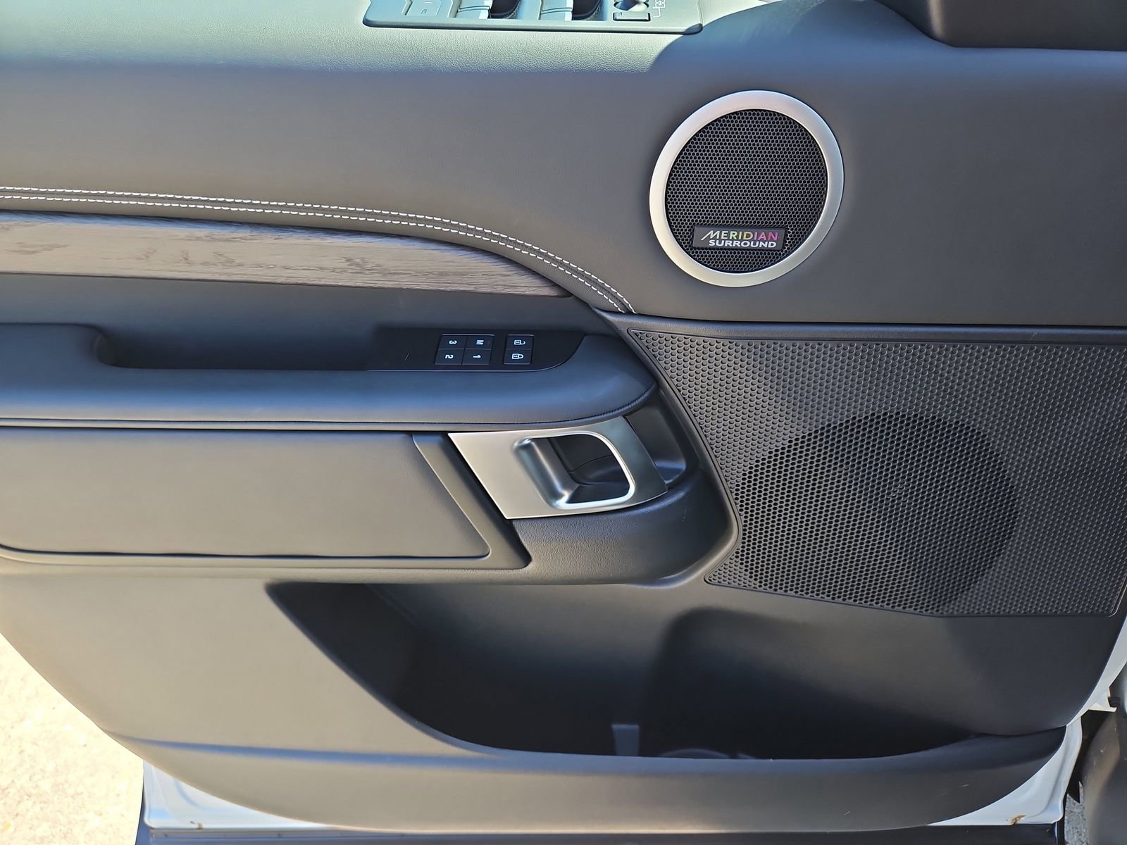 Used 2023 Land Rover Discovery Metropolitan Edition image 22