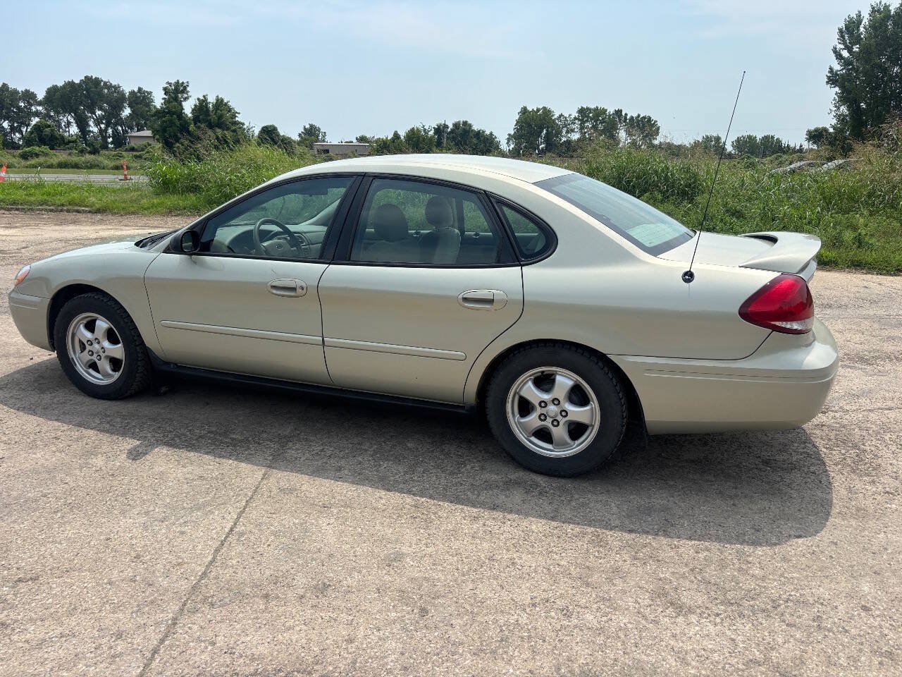 Used 2005 Ford Taurus SE FWD image 10