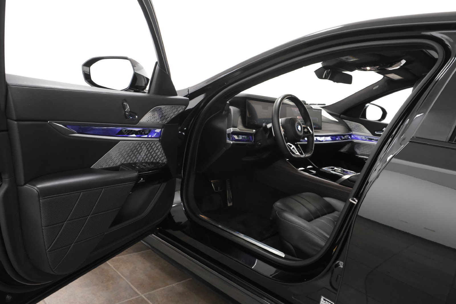 Used 2023 BMW i7 xDrive60 AWD/4WD image 25