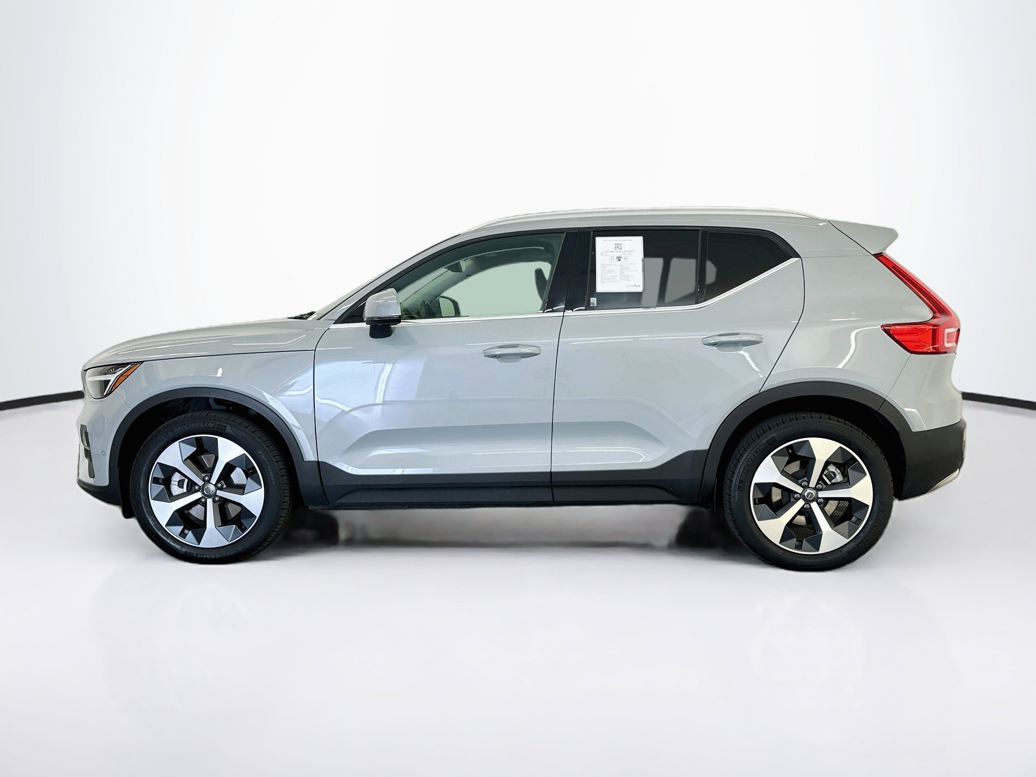 Used 2025 Volvo XC40 B5 Plus AWD/4WD image 4