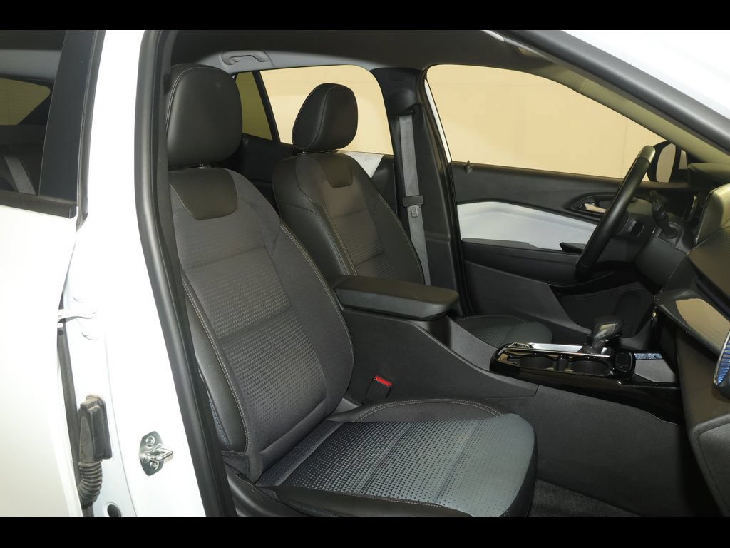 Certified 2025 Chevrolet Trax LT w/ LT Convenience Package FWD image 27