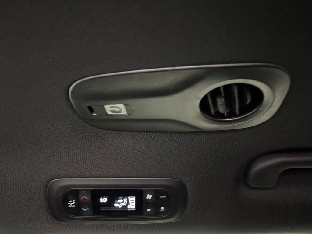Used 2025 Chrysler Pacifica Select FWD image 39