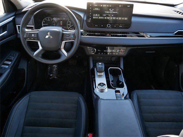 Used 2025 Mitsubishi Outlander SE image 11