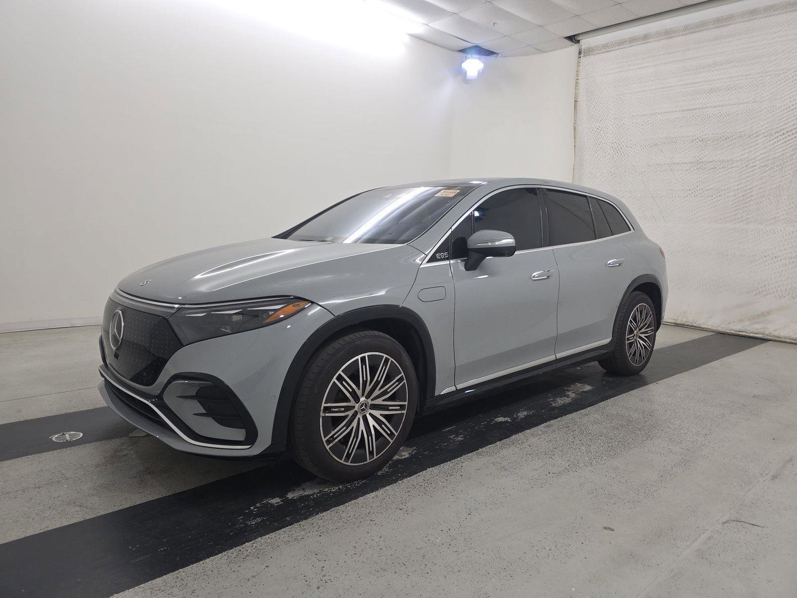 Used 2023 Mercedes-Benz EQS 580 4MATIC SUV image 2