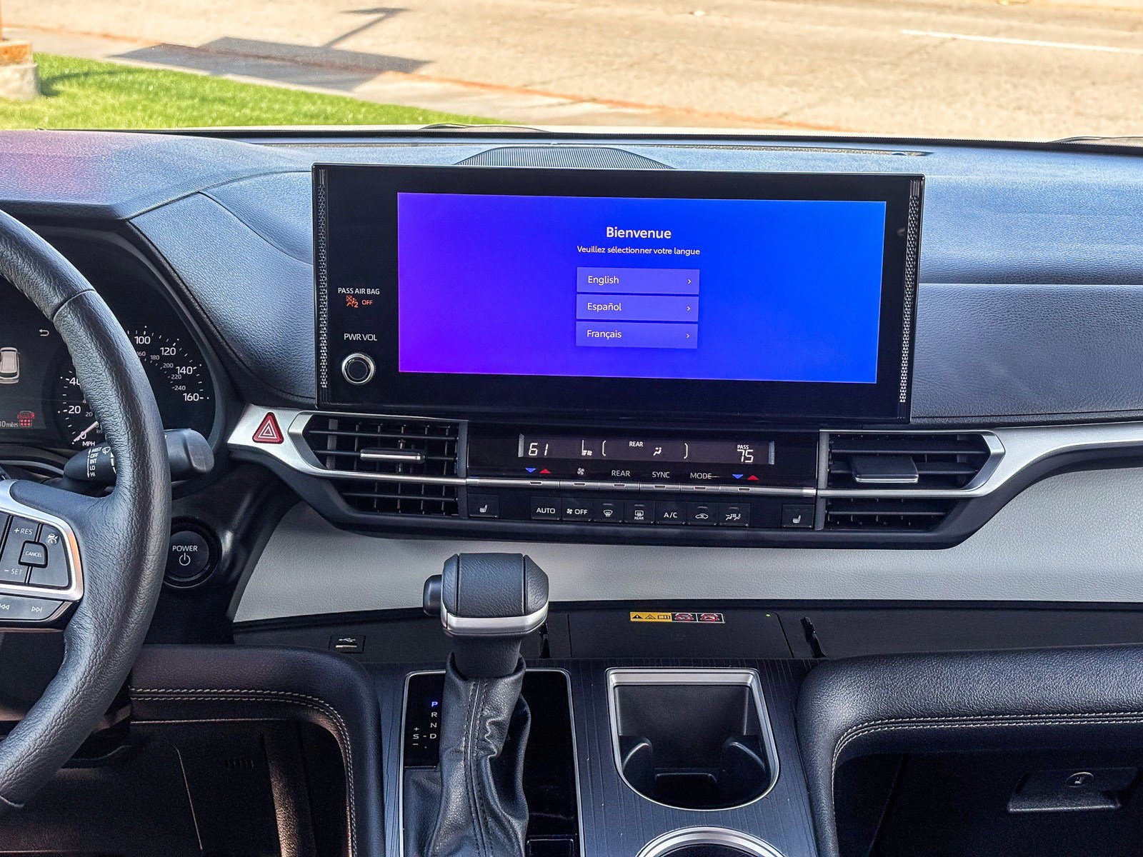 Used 2025 Toyota Sienna XLE image 16