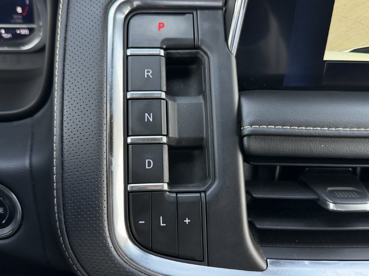 Used 2023 Chevrolet Suburban Premier AWD/4WD image 18