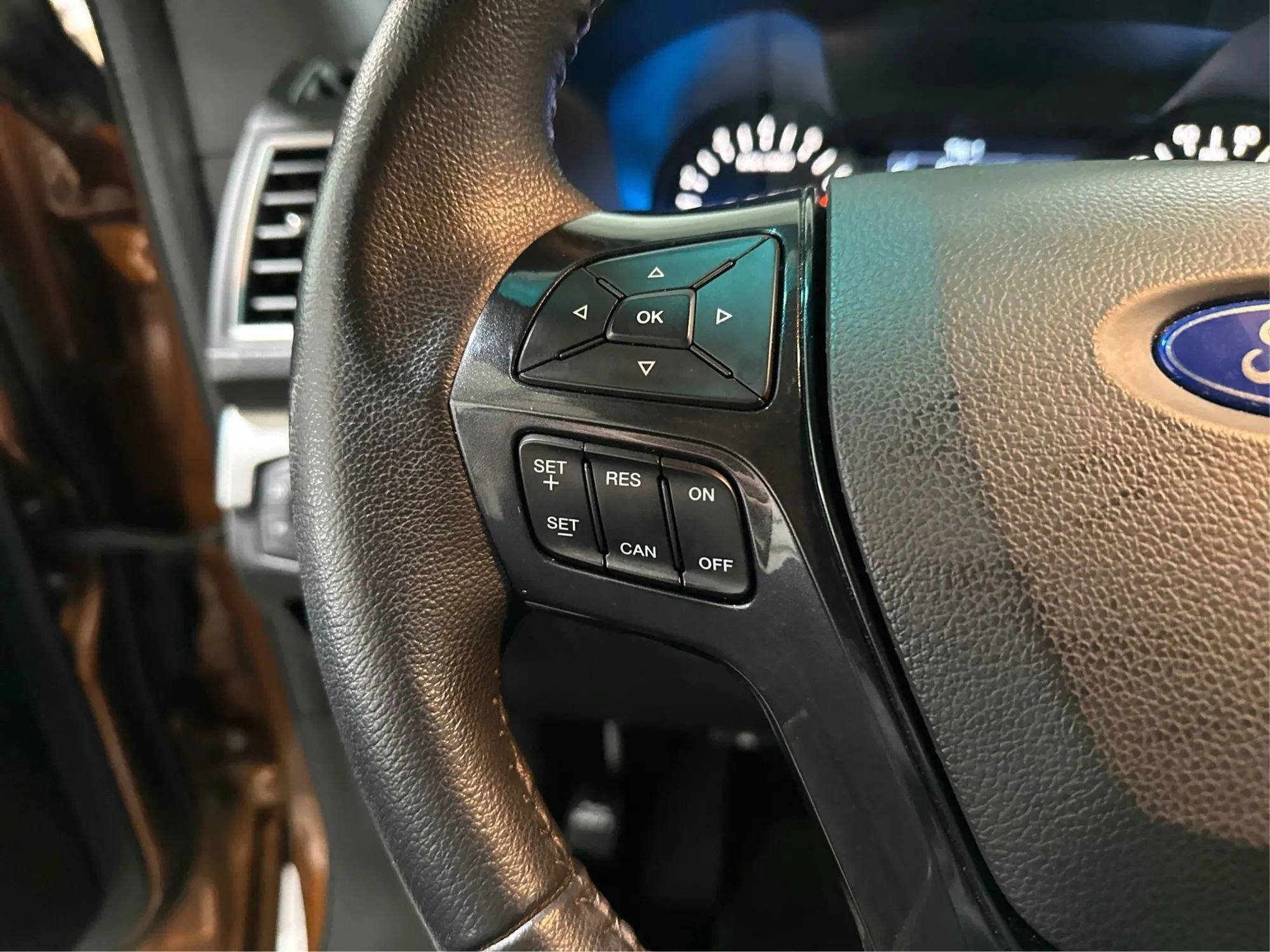 Used 2017 Ford Explorer XLT image 29