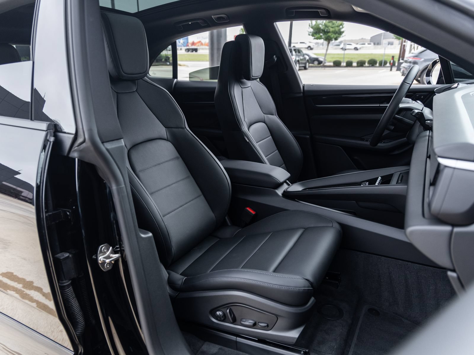 Certified 2025 Porsche Macan Electric RWD image 43