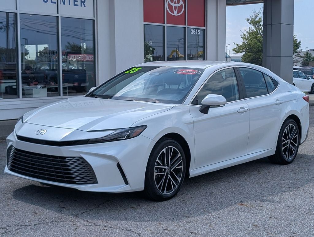 Used 2025 Toyota Camry XLE AWD/4WD image 3