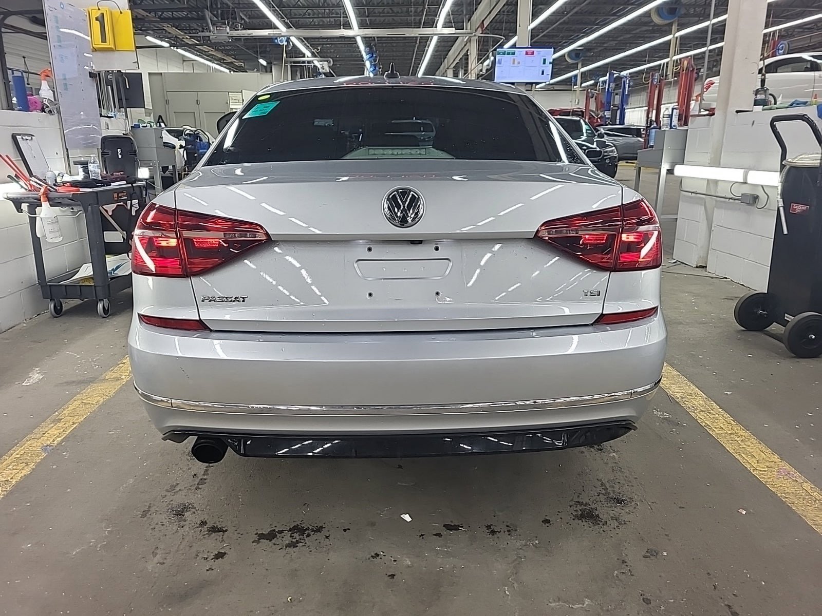 Used 2018 Volkswagen Passat 2.0T R-Line image 4