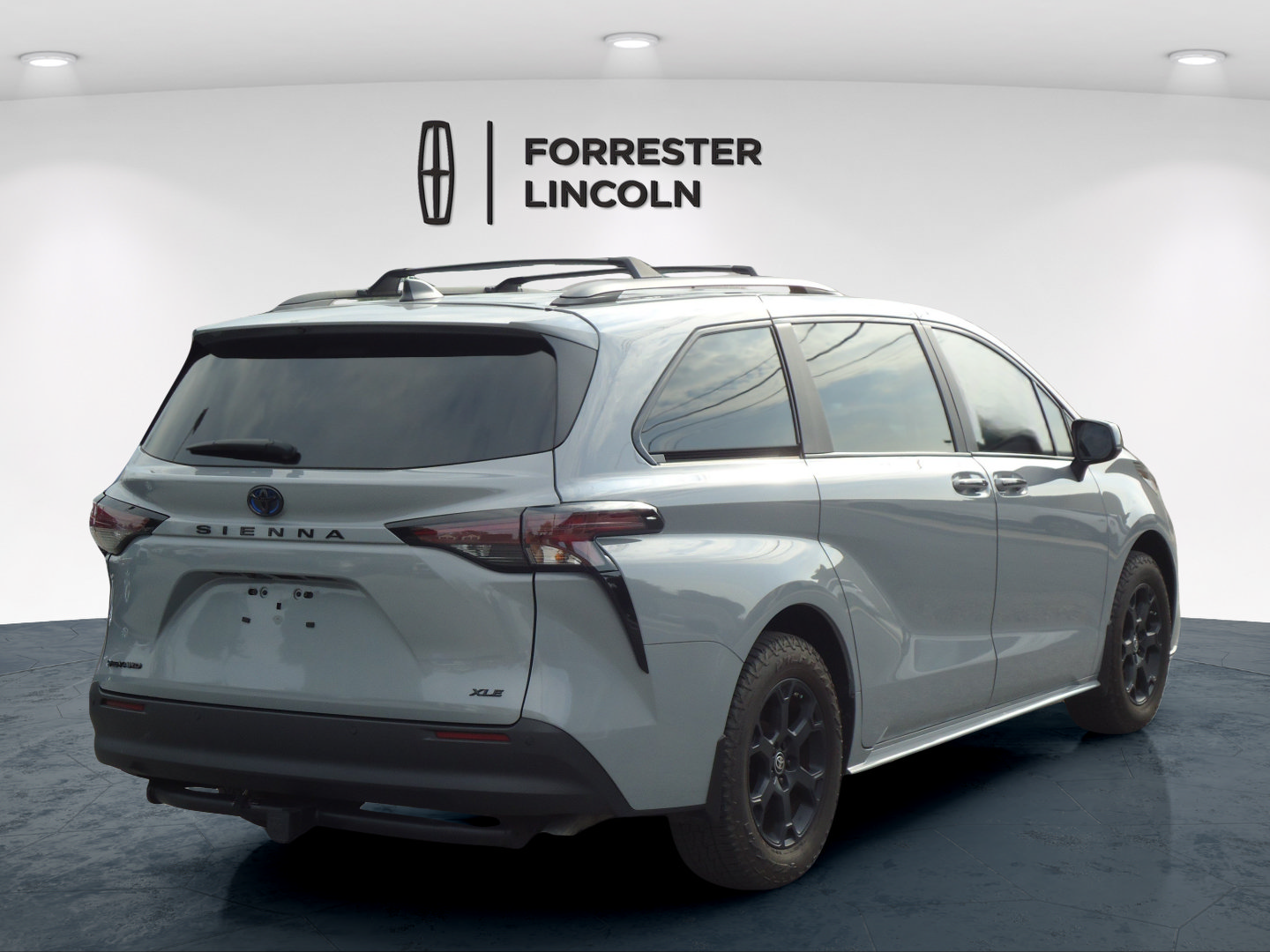 Used 2025 Toyota Sienna XLE Woodland Edition AWD/4WD image 3