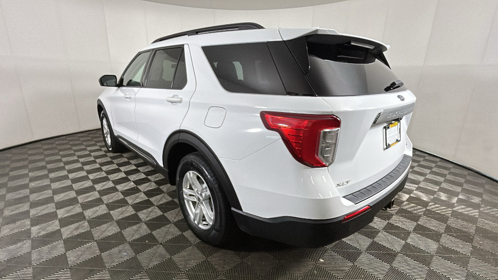 Used 2020 Ford Explorer XLT w/ Comfort Package AWD/4WD image 5