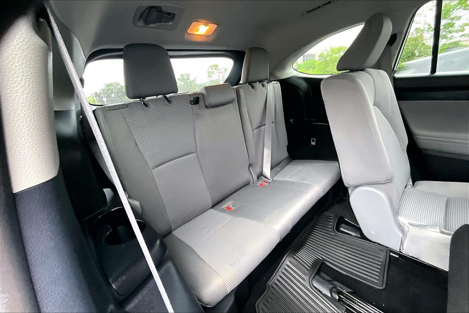 Used 2021 Toyota Highlander LE AWD/4WD image 26
