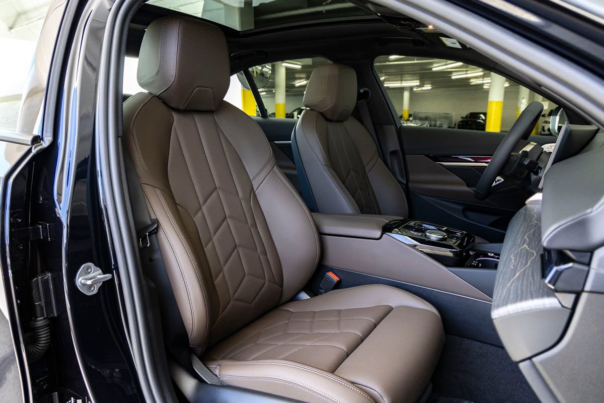 New 2026 BMW 550e xDrive w/ Premium Package AWD/4WD image 34