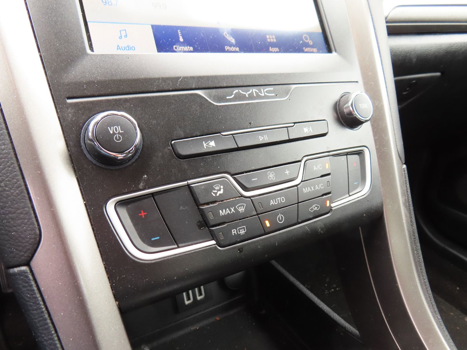 Used 2019 Ford Fusion SE image 25