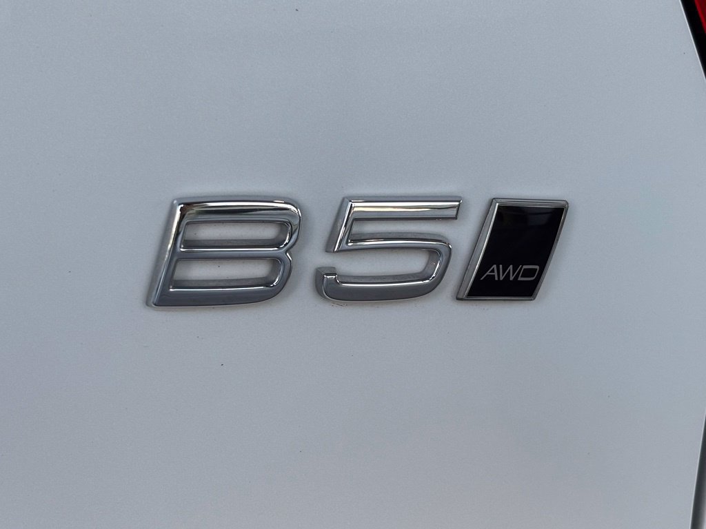 Used 2025 Volvo XC40 B5 Plus AWD/4WD image 11