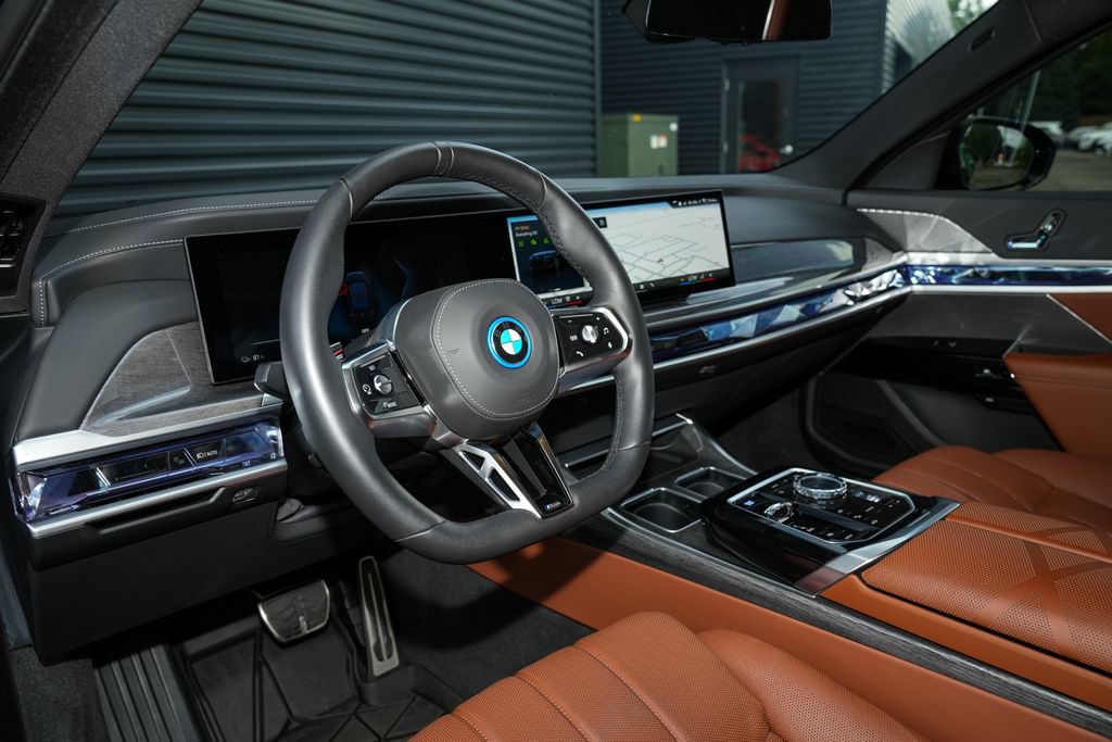 Used 2025 BMW i7 xDrive60 AWD/4WD image 4