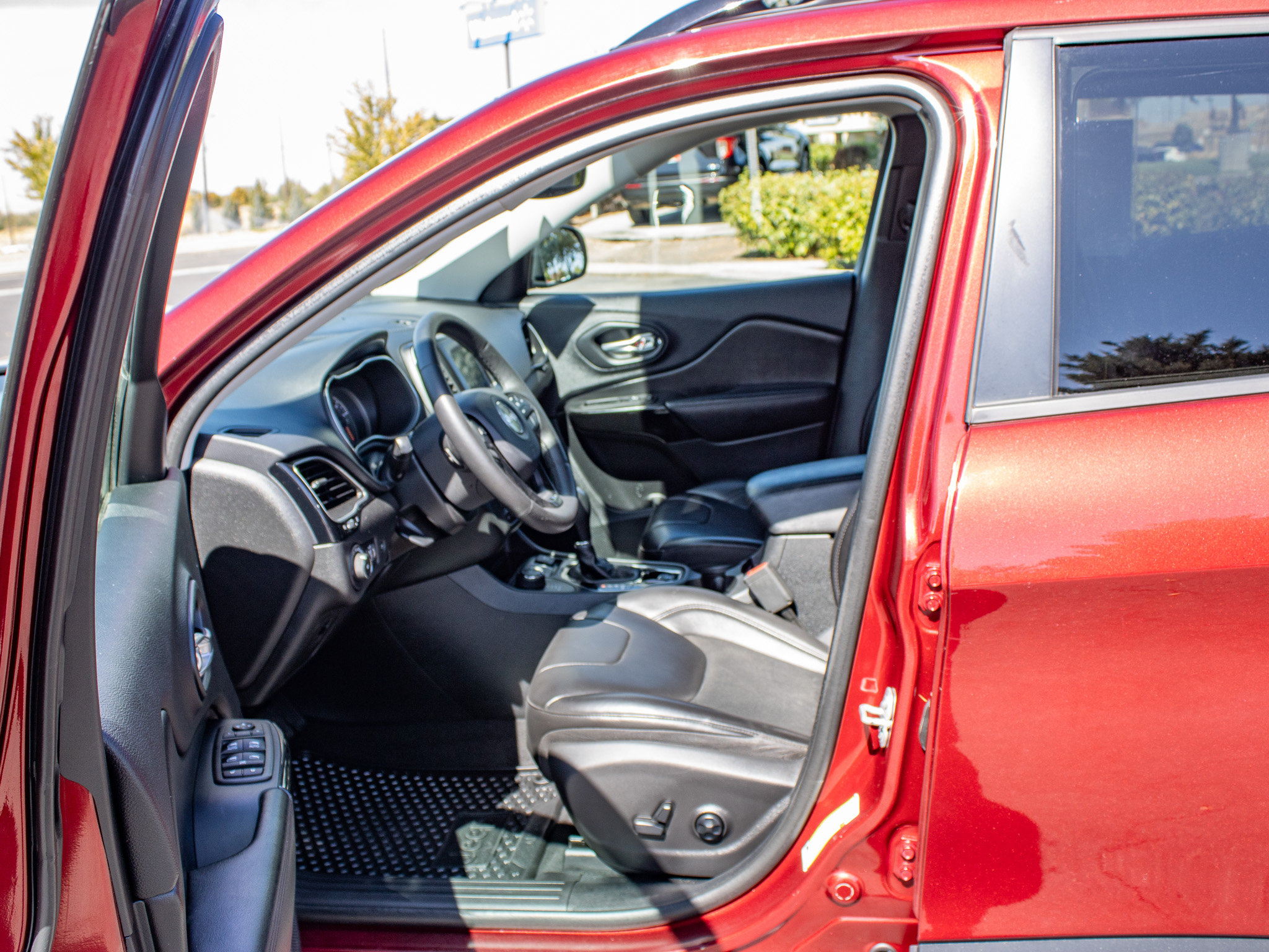 Used 2019 Jeep Cherokee Latitude Plus AWD/4WD image 27