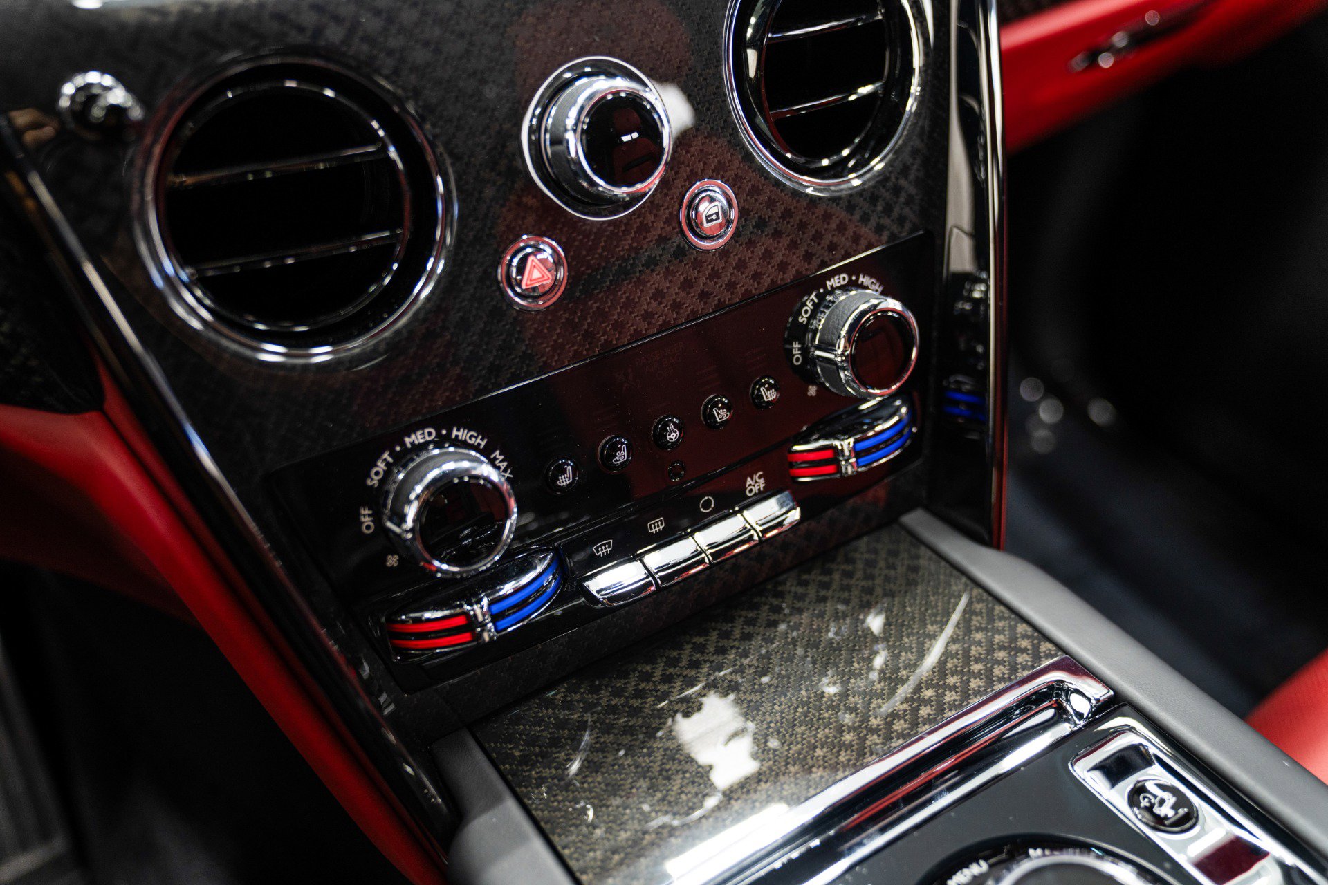 Used 2023 Rolls-Royce Cullinan Black Badge w/ Dark Exterior Package image 37