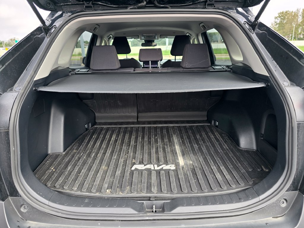 Used 2025 Toyota RAV4 LE AWD/4WD image 17