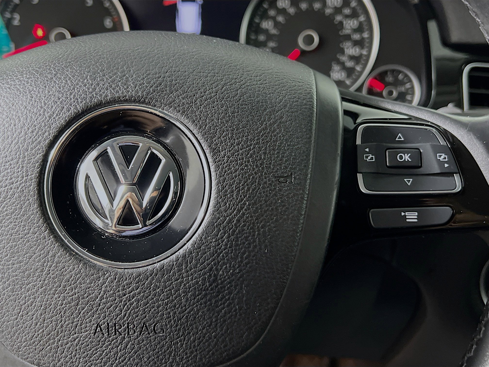 Used 2014 Volkswagen Touareg Sport image 20