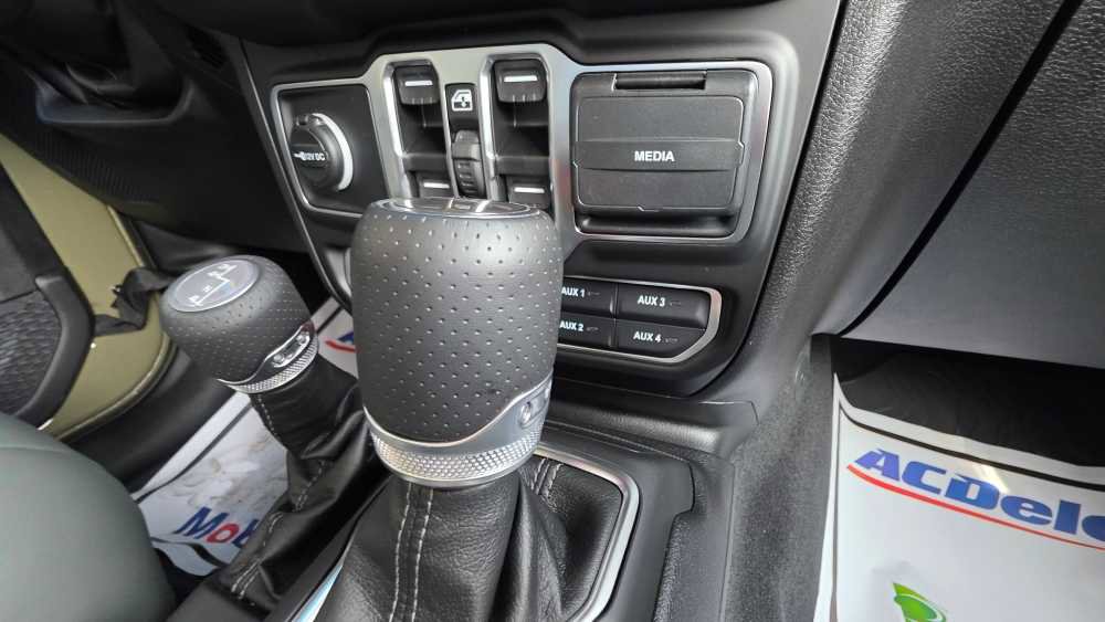 Used 2025 Jeep Gladiator Mojave w/ Convenience Group AWD/4WD image 18