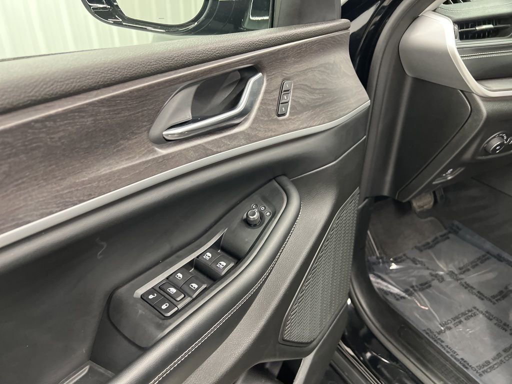 Used 2023 Jeep Grand Cherokee Limited image 20