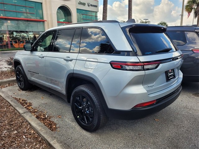 New 2025 Jeep Grand Cherokee Laredo image 11