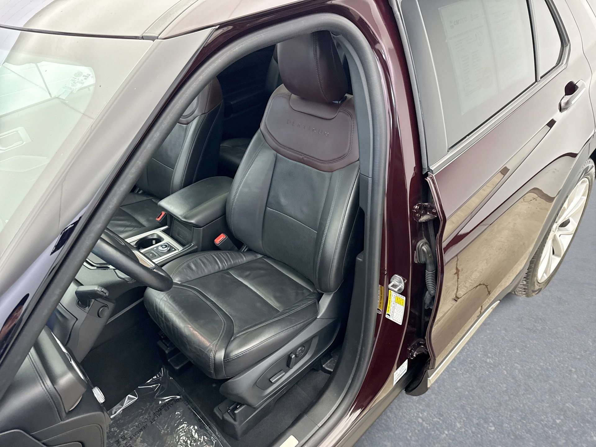 Used 2023 Ford Explorer Platinum w/ Premium Technology Package image 11