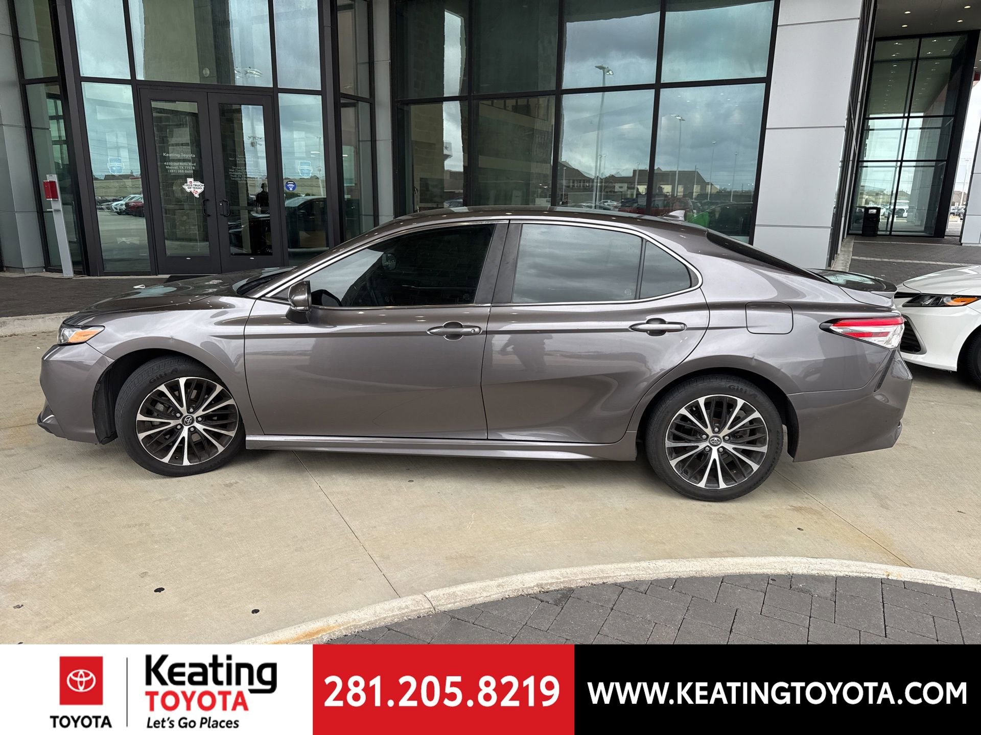 Used 2020 Toyota Camry SE w/ Convenience Package image 4