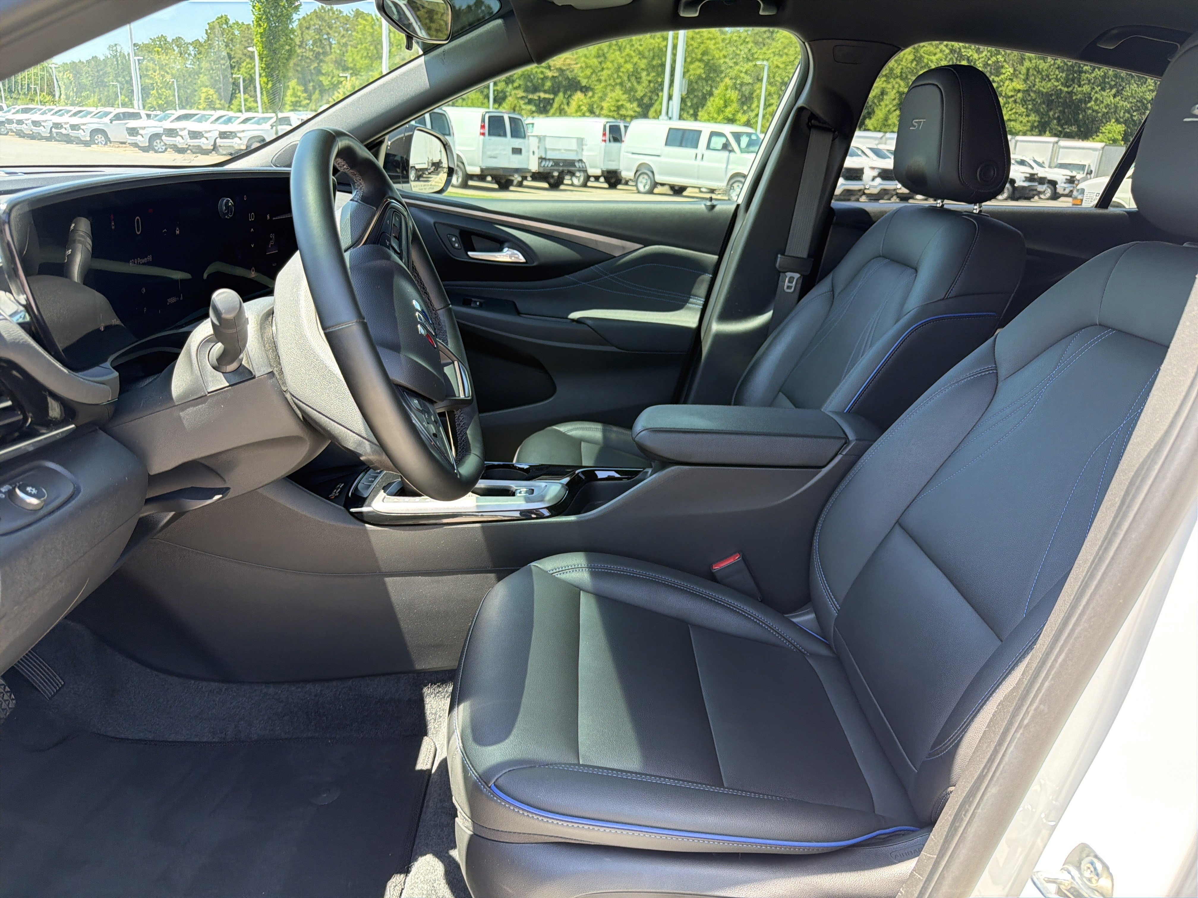 Used 2025 Buick Envista Sport Touring w/ Convenience I Package FWD image 16