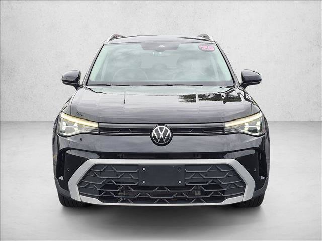 Used 2025 Volkswagen Taos SE FWD image 2