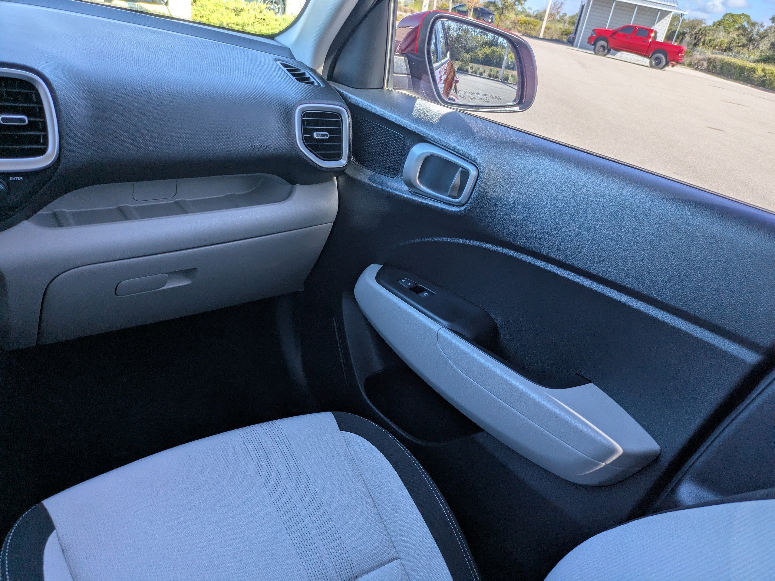 Used 2024 Hyundai Venue SEL image 20