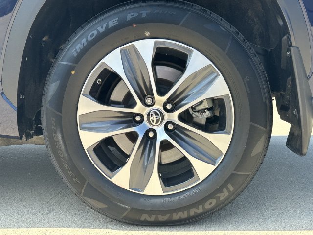 Used 2021 Toyota Highlander XLE AWD/4WD image 9