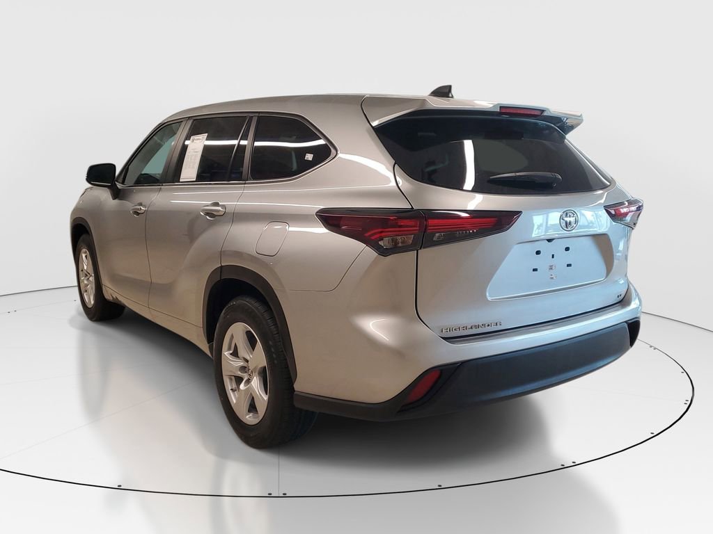 Used 2024 Toyota Highlander LE FWD image 5