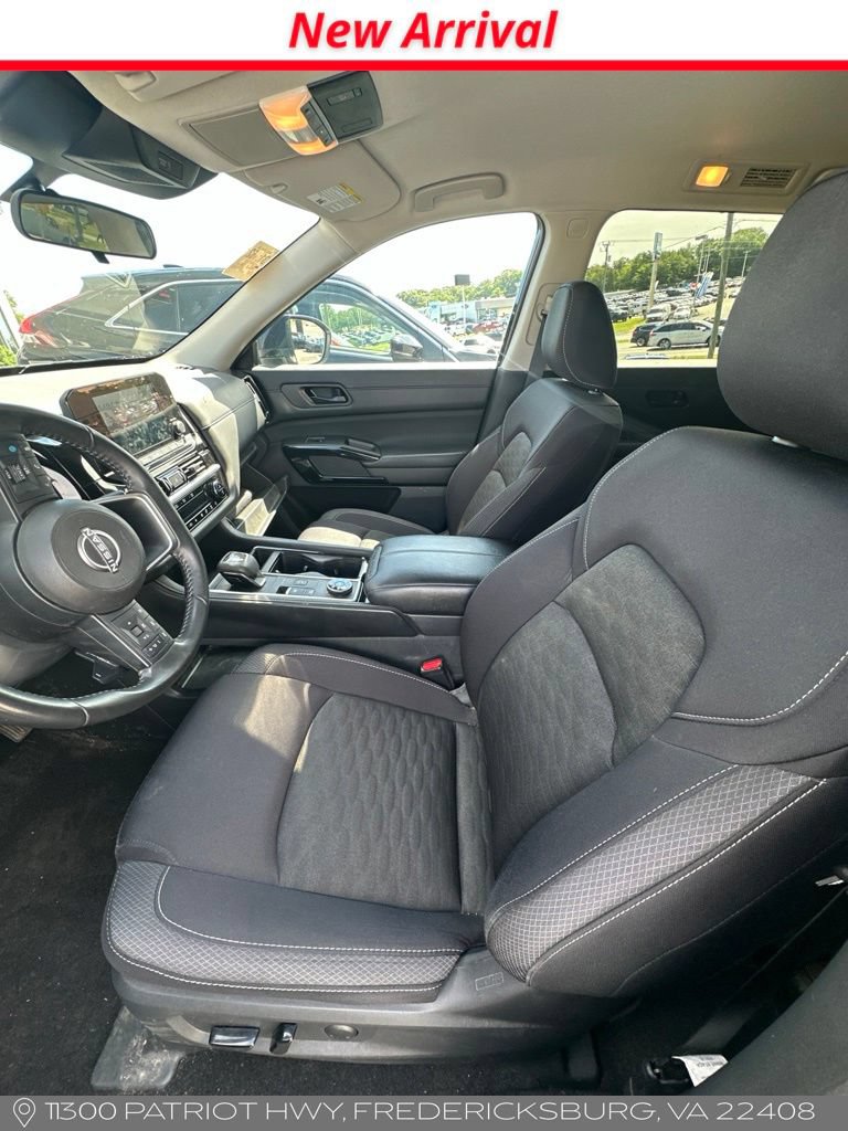 Used 2024 Nissan Pathfinder SV AWD/4WD image 2