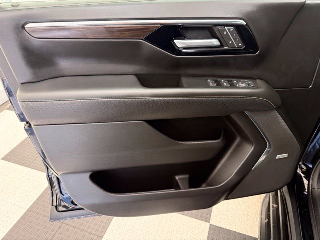 Used 2026 Chevrolet Suburban Premier AWD/4WD image 17