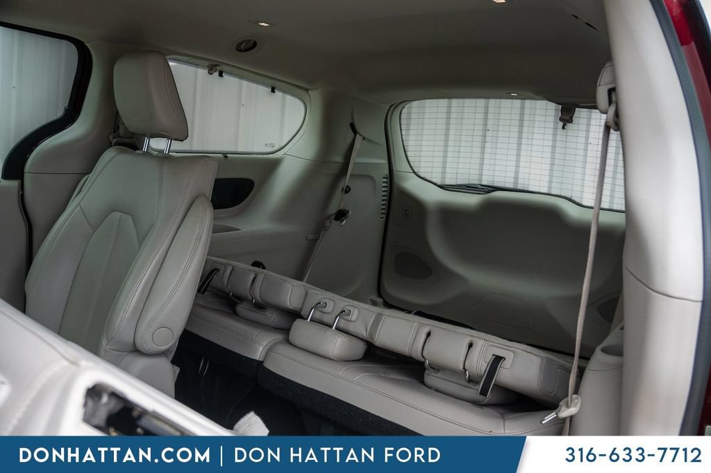 Used 2021 Chrysler Pacifica Touring-L FWD image 17