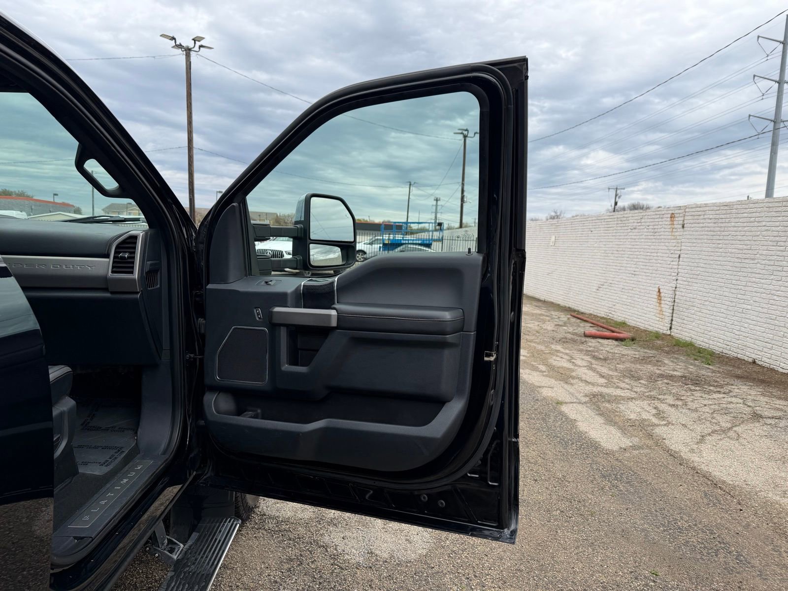 Used 2022 Ford F350 Platinum w/ FX4 Off-Road Package AWD/4WD image 24