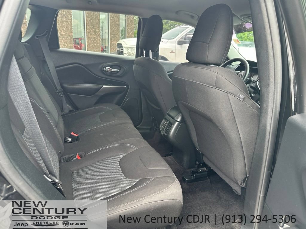 Used 2019 Jeep Cherokee Latitude w/ Popular Appearance Group AWD/4WD image 8