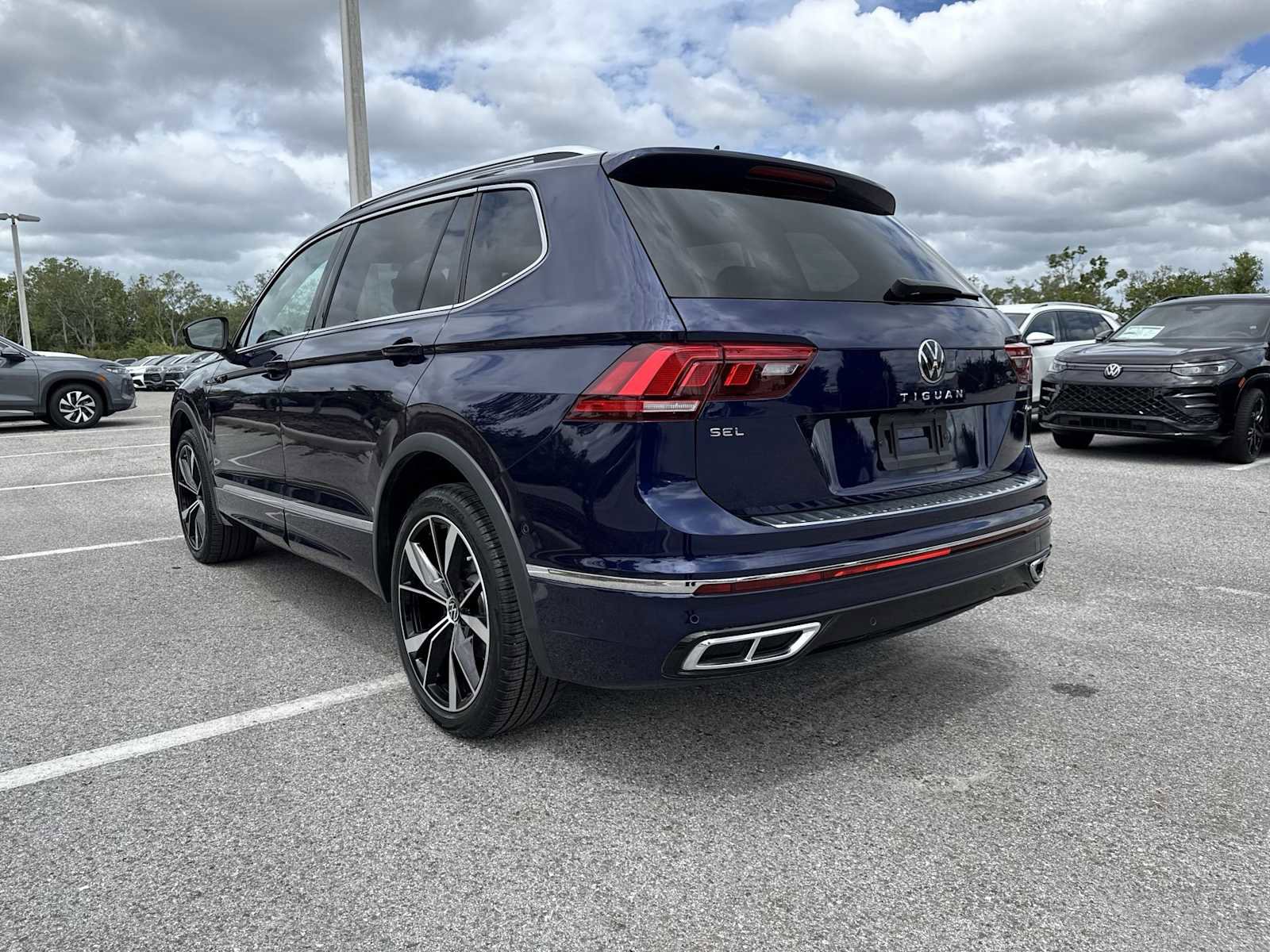Used 2024 Volkswagen Tiguan SEL R-Line AWD/4WD image 6